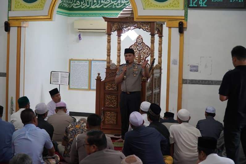 Saat Kapolres Paser, AKBP Sofyan memberikan imbauan kepada masyarakat setelah pelaksanaan salat Jumat. (Foto : Dok Polres Paser)