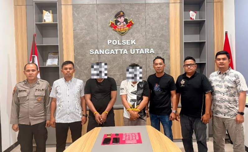 Jajaran Polsek Sangatta Utara saat berpose dengan dua pria diduga terlibat dalam peredaran sabu. (Foto: Dok Polres Kutim)
