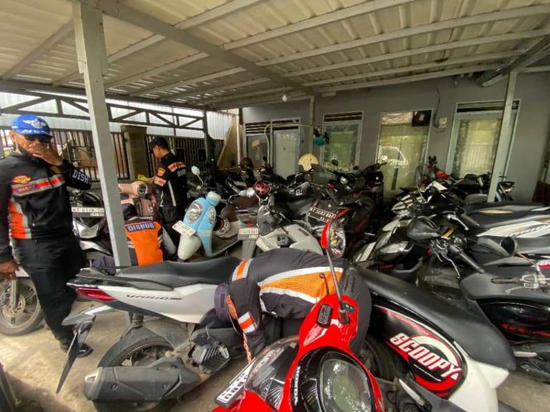 Penggembosan kendaraan pelajar yang parkir di permukiman warga di Jalan Wijaya Kusuma, Samarinda, Selasa (5/5/2026). (Foto: Tri/Pusaranmedia.com)