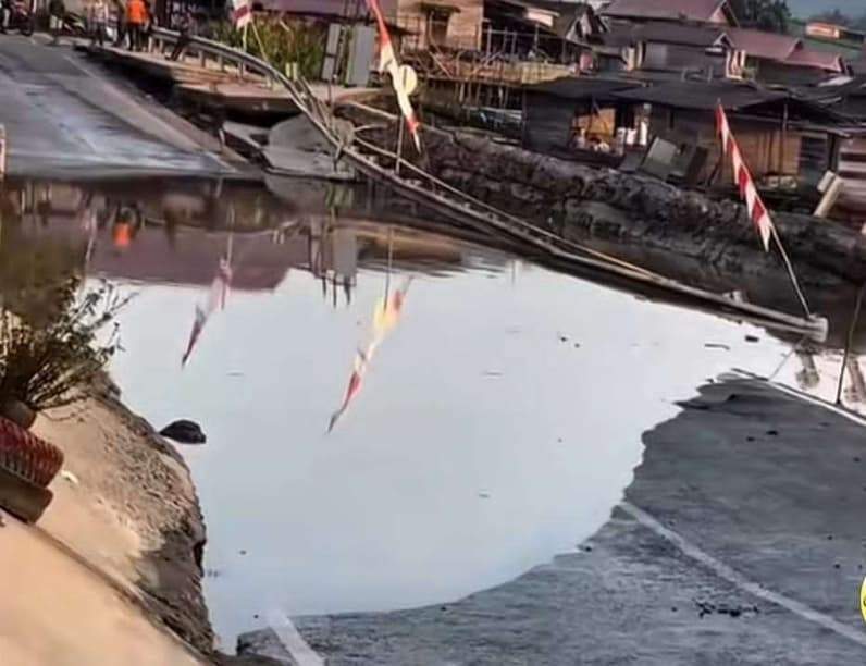 Kondisi jalan poros Tenggarong–Loa Janan di Dusun Margasari, Desa Jembayan, kembali mengalami kerusakan parah hingga amblas. (Foto: grup Facebook info_kukar).