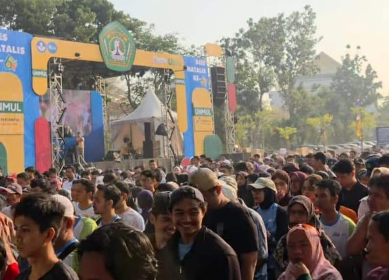 Ribuan peserta fun walk Universitas Mulawarman dalam rangka memperingati Dies Natalis ke-64 Universitas Mulawarman. (Foto: Herdi/Pusaranmedia.com).