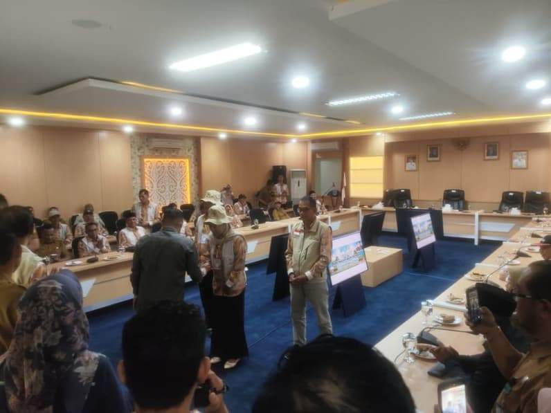 Saat pelepasan para peserta dari Paser untuk Penas Petani Nelayan XVII di Gorontalo secara simbolis. (Foto : Luthfi/Pusaranmedia.com)