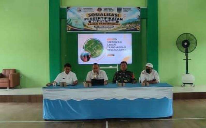 Sosialisasi pensertifikatan hak atas tanah lahan transmigrasi oleh Disnakertrans di Desa Sulilran. (Foto : Dok Disnakertrans Paser)