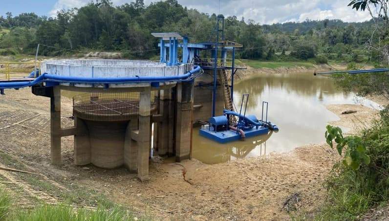 Kondisi terkini Embung Bolong yang tampak mengering. (Foto: Diansyah/Pusaranmedia.com)