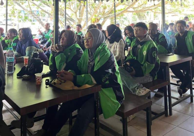 Anggota BUDGOS mengikuti kegiatan Sosialisasi Penguatan Perlindungan Sosial Driver Ojek Online di Kota Samarinda. (Foto: Herdi/Pusaranmedia.com).