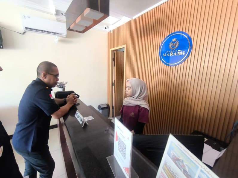 Kasi Inteldakim Imigrasi Nunukan Fredy saat melaksanakan sosialisasi terkait sistem APOA di sejumlah perhotelan di Nunukan dan Sebatik. (Foto: Diansyah/Pusaranmedia.com)