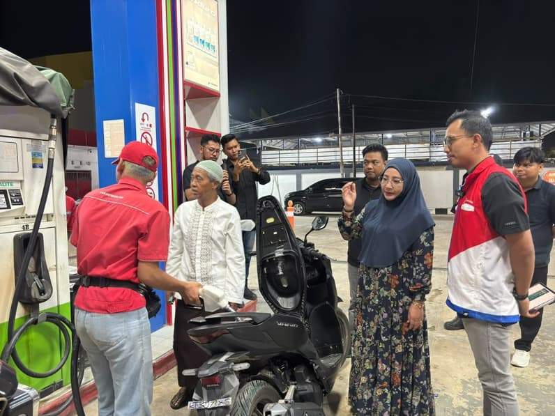 Bupati Berau tinjau SPBU yang beroperasi 24 jam di Berau. (Foto: Nur Hidayah/Pusaranmedia.com)