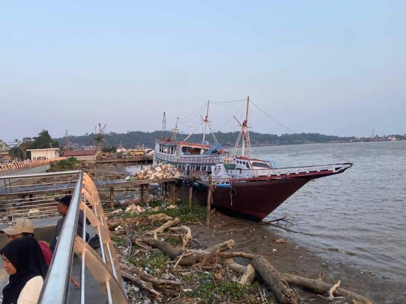 Tumpukan sampah di sisi sungai Mahakam kawasan Teras Samarinda tahap II, Jumat (4/9/2026). (Foto: Tri/Pusaranmedia.com)