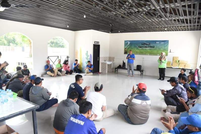 General Manager Bandara SAMS Sepinggan Balikpapan, R Iwan Winaya Mahdar memaparkan kondisi terkini dan strategi dalam Media Gathering di Pondok Tepi Kali, Kamis (20/8/2026). (Foto: Achmad Fadillah/Pusaranmedia.com)