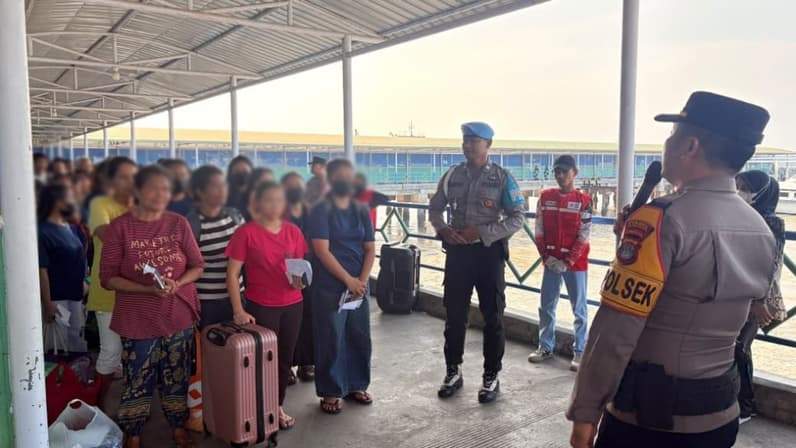 Ratusan WNI bermasalah yang dipulangkan dari Malaysia. (Foto: Diansyah/Pusaranmedia.com)