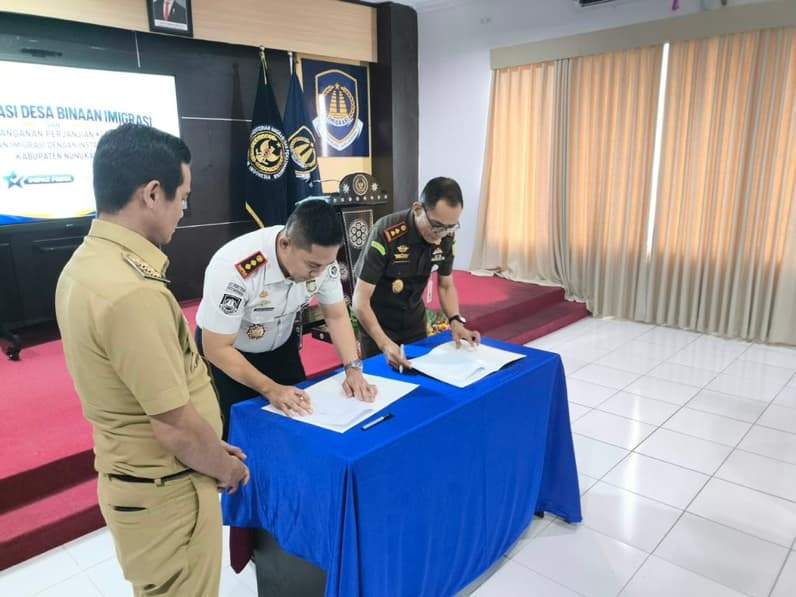 Bupati Nunukan H Irwan Sabri menyaksikan penandatanganan fakta integritas Desa Binaan Imigrasi di Kelurahan Nunukan Timur, Kecamatan Nunukan (Foto: Diansyah/Pusaranmedia.com)
