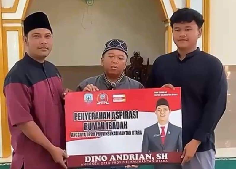 Momen penyerahan secara seremonial bantuan hibah rumah ibadah hasil pokir dari Anggota DPRD Kaltara, Dino Andrian. (Foto: Istimewa)