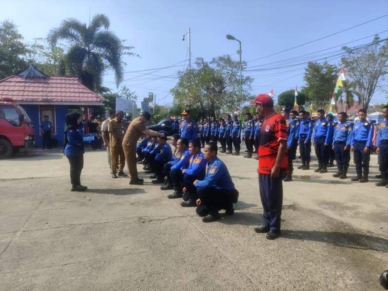 Prosesi Pembaretan 66 orang PJLP Disdamkar Kabupaten Paser oleh Bupati Paser, dr Fahmi Fadli. (Foto: Luthfi/Pusaranmedia.com)