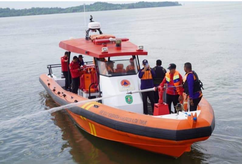 Terlihat armada kapal pemadam kebakaran diserahkan Bupati Kutim, kepada Pemerintah Kecamatan Sangkulirang. (Foto: Dok.Prokopim Kutim)