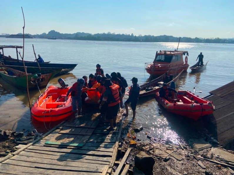 Proses evakuasi korban tenggelam di Perairan Sungai Mahakam, Desa Jembayan, Kecamatan Loa Kulu, Kukar. (Foto: Damkar Kukar)