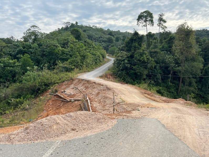 Jalur penghubung Kampung Inaran, Bena Baru, dan Pegat Bukur, Kecamatan Sambaliung. (Foto: Nur Hidayah/ pusaranmedia.com)