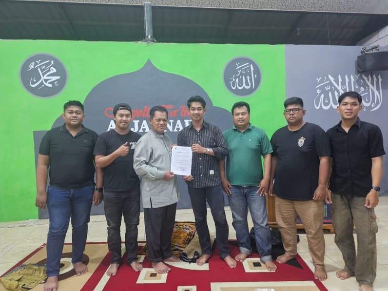 Ketua IKAMI Kaltim saat menyerahkan surat rekomendasi sekaligus dukungan kepada Ridwan Tasa untuk memimpin KKSS Kaltim. (Foto: Herdi/Pusaranmedia.com)