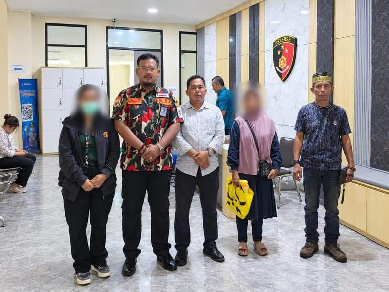 Kuasa hukum bersama keluarga korban mendatangi Unit PPA Polresta Balikpapan pada Jumat (11/9/2026). (Foto: Dok.Vidi Suryanto)