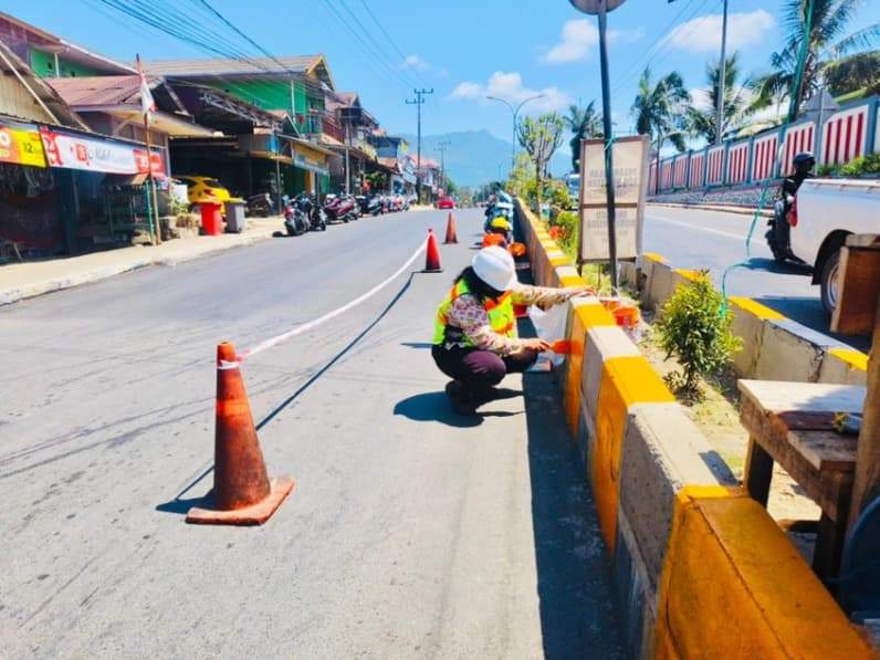 Menjelang peringatan HUT RI ke-81, BBPJN Kaltim lakukan pembersihan dan pengecatan Kerb di wilayah Desa Batu Kajang. (Foto: Luthfi/Pusaranmedia.com)