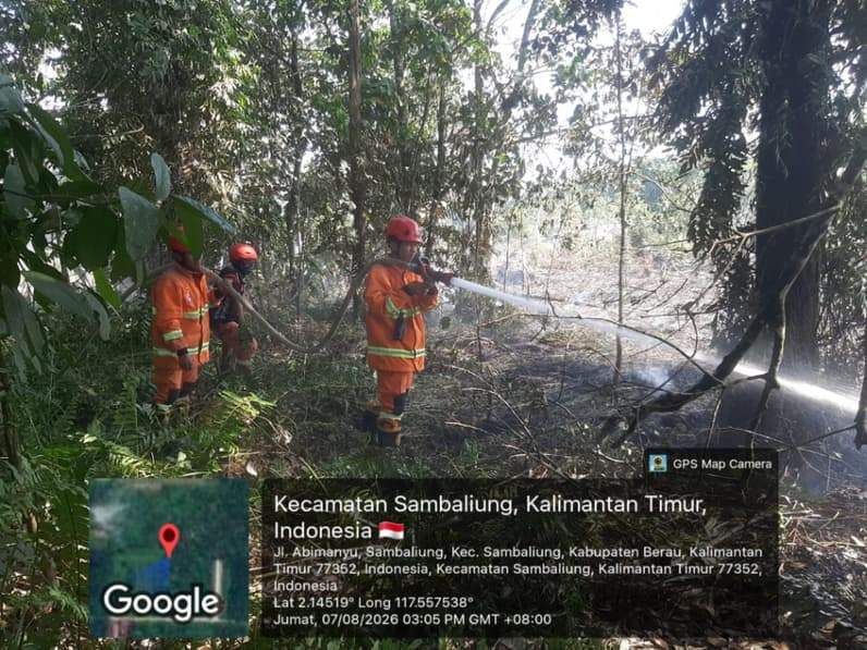Petugas BPBD Berau melakukan pemadaman dan pendinginan di lokasi karhutla kawasan Kecamatan Sambaliung. (Foto: Istimewa)