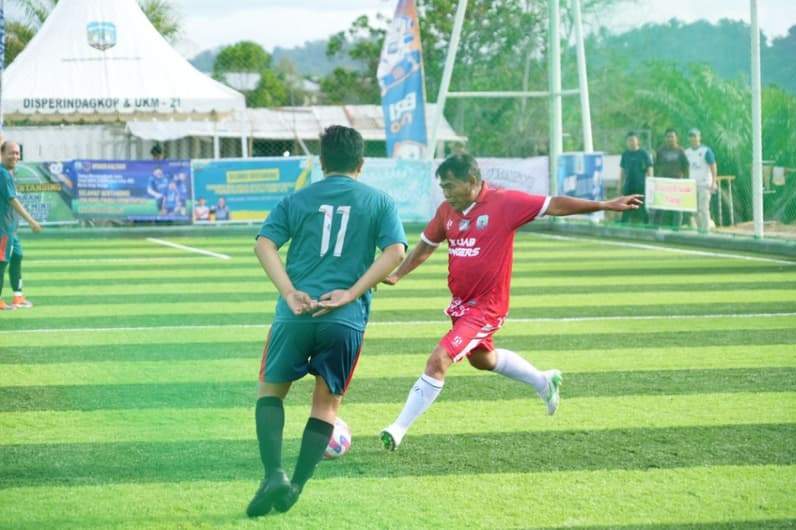 Gubernur Kalimantan Utara, Dr. H. Zainal A. Paliwang, S.H., M.Hum resmi membuka Turnamen Mini Soccer Antar OPD Provinsi Kaltara yang digelar di Lapangan Sepak Bola Mini Aryyaguna KM.4, Senin (18/8). (Foto: dkisp)