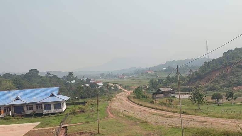 Kabut asap yang menyelimuti langit Krayan Selatan (Foto: Oktavianus Ramli)