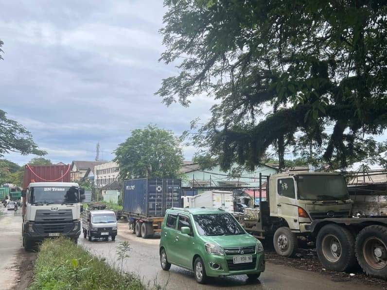 Truk kontainer yang terparkir di pinggir Jalan Ir Sutami, Sungai Kunjang, Samarinda. (Foto: Tri/Pusaranmedia.com)