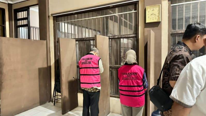 Dua tersangka kasus dugaan kredit macet di Kaltara yang diamankan oleh Kejati Kaltara (Foto: Kejati Kaltara)