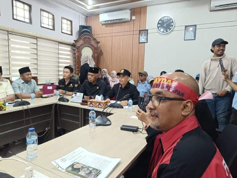 Ketua DPRD Balikpapan, Alwi Al Qadri memimpin RDP dengan perwakilan serikat buruh di ruang rapat gabungan, Jumat (1/5/2026). (Foto: Achmad Fadillah/Pusaranmedia.com)
