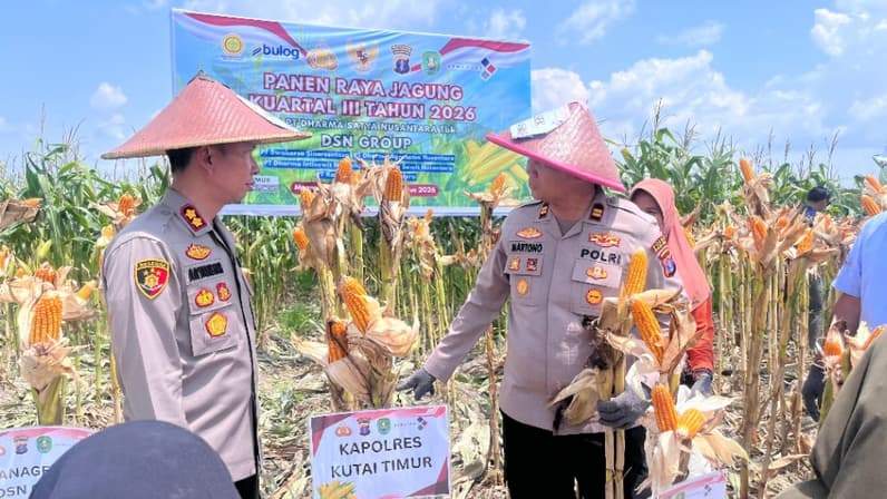 Terlihat Kapolres Kutim, AKBP Aryansyah (kiri) berdialog dengan bawahannya. (Foto: Dok.Polres Kutim)