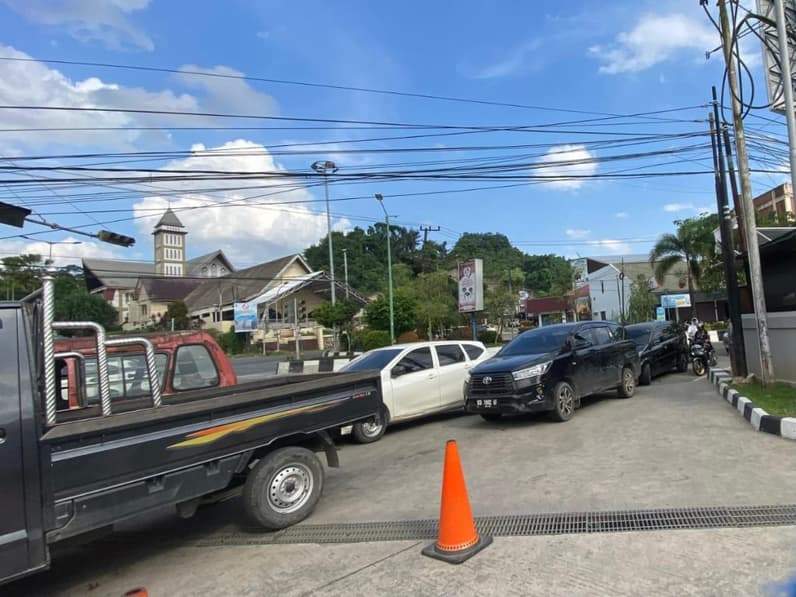 Kendaraan roda empat yang mengantre di SPBU Jalan DI Panjaitan. (Foto: Tri/Pusaranmedia.com)