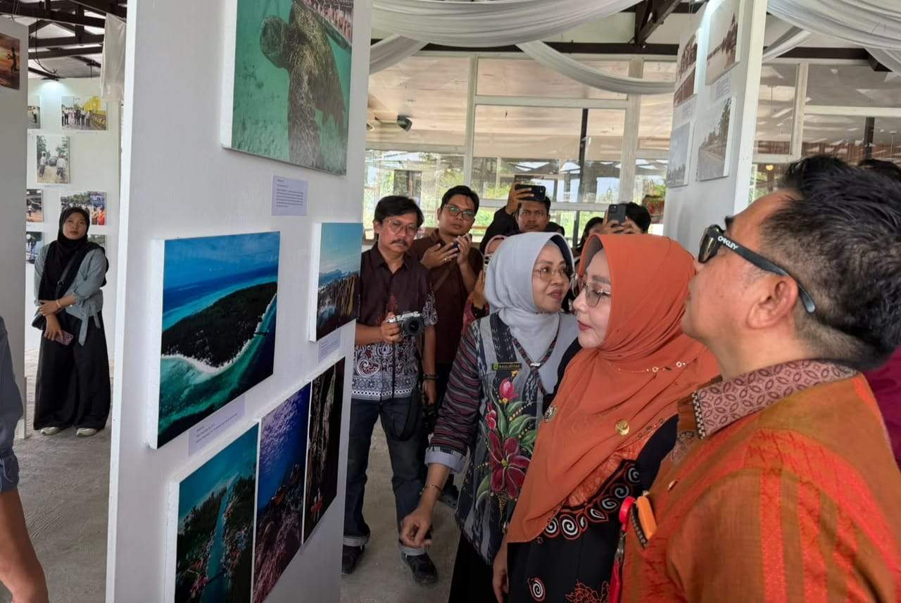 Bupati Berau, Sri Juniarsih Mas, mengamati karya fotografi yang menampilkan keindahan alam dan potensi wisata Berau dalam pameran 73 Tahun Berau dalam Gambar di Story Mount Caffe. (Foto: Nur Hidayah/Pusaranmedia.com)