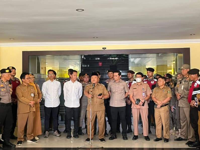 Wakil Bupati Berau Gamalis menyampaikan tanggapan terkait aspirasi masyarakat dalam aksi demonstrasi persoalan BBM di Kabupaten Berau. (Foto: Nur Hidayah/Pusaranmedia.com)