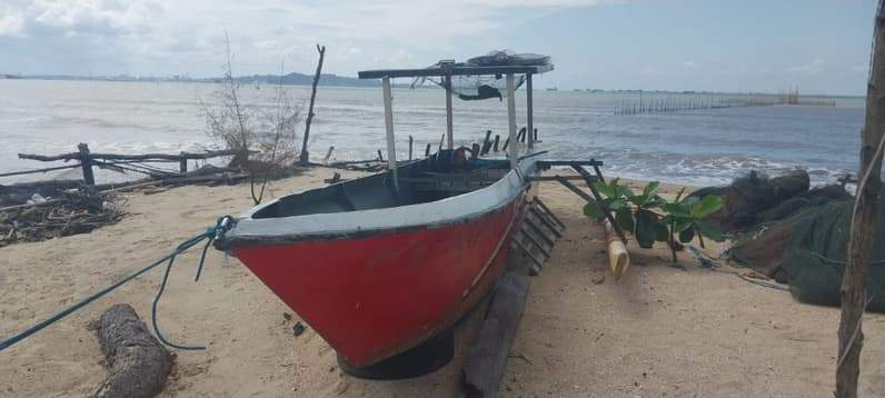 Kapal nelayan di pesisir Kelurahan Sungai Parit, Kecamatan Penajam, PPU. (Foto: Adi Kade/Pusaranmedia.com)