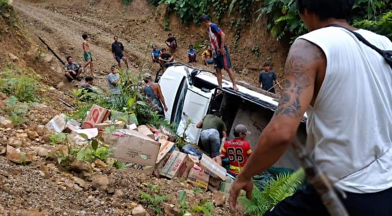 Mobil pengangkut sembako dari Kabupaten Malinau terbalik di Gunung Sebilit saat menuju Kecamatan Krayan. (Foto: Martinus Baru)