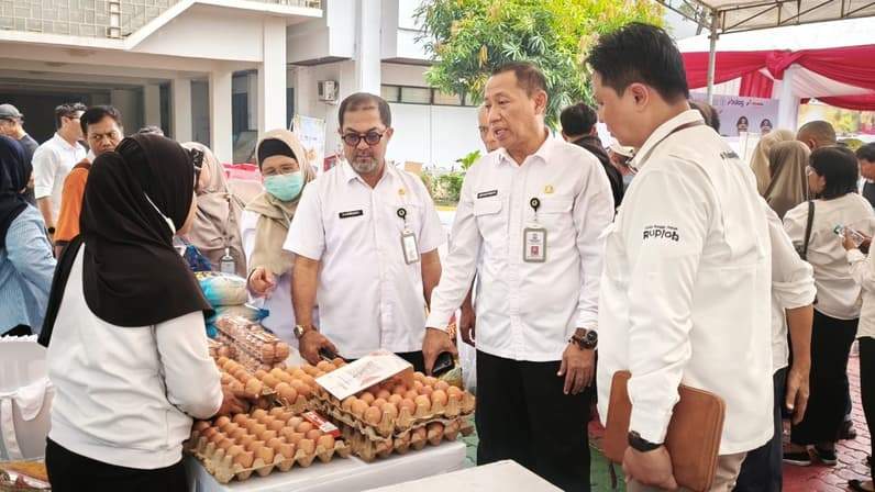 Pj Sekda Kota Balikpapan, Agus Budi Prasetyo bersama pejabat lainnya mengunjungi stan telur GPM di halaman parkir Balai Kota Balikpapan, Rabu (21/10/2026). (Foto: Achmad Fadillah/Pusaranmedia.com)