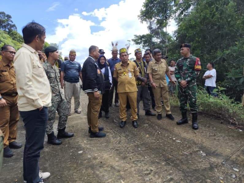 Kepala BPPD Nunukan Robby Nahak Serang mendampingi kunjungan Deputi Bidang Pengelolaan Batas Wilayah Negara BNPP RI Dr Nurdin di Seimanggaris. (Foto: Diansyah/Pusaranmedia.com)