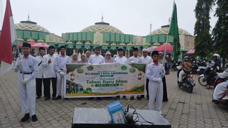 Pelajar madrasah mengikuti pawai yang digelar di kawasan Kota Raja. (Foto: Aswin/Pusaranmedia.com)