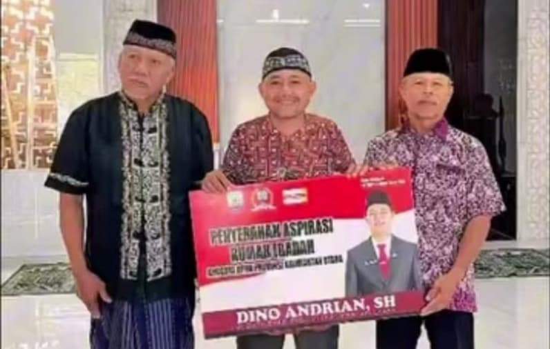 Momen seremonial penyerahan dana bantuan aspirasi pembangunan rumah ibadah yang diperjuangkan Dino Andrian. (Foto: Istimewa)
