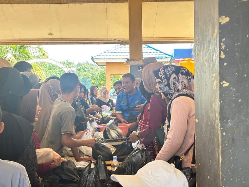 Pasar Ikan Murah yang digelar di TPI Kecamatan Sambaliung. (Foto: Nur Hidayah/Pusaranmedia.com)
