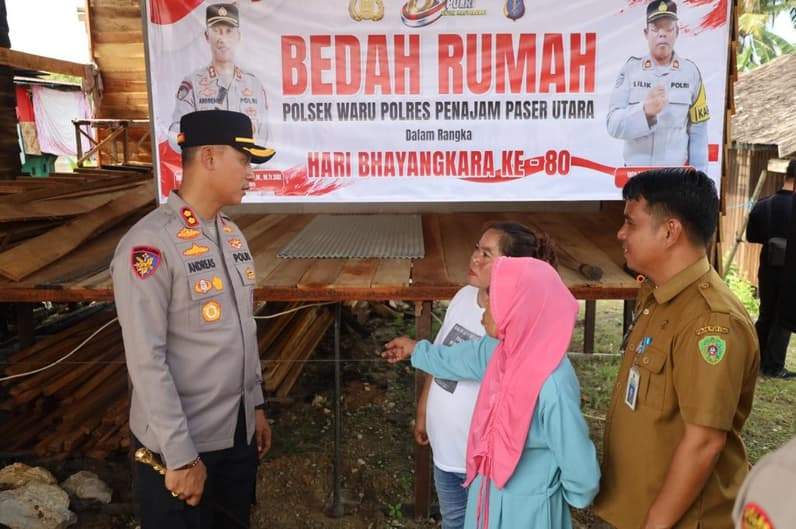 Kapolres PPU, AKBP Andreas Alek Danantara saat meninjau rumah korban kebakaran di Kecamatan Waru yang akan dibantu melalui progran bedah rumah. (Foto: Humas Polres PPU).