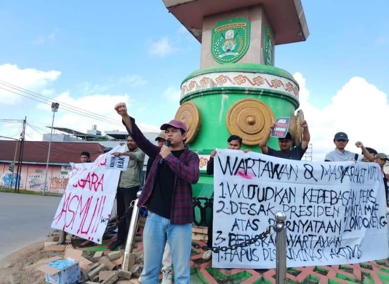Terlihat wartawan dan para mahasiswa Kutai Timur melakukan aksi di patung Singa Sangatta. (Foto: Istimewa)