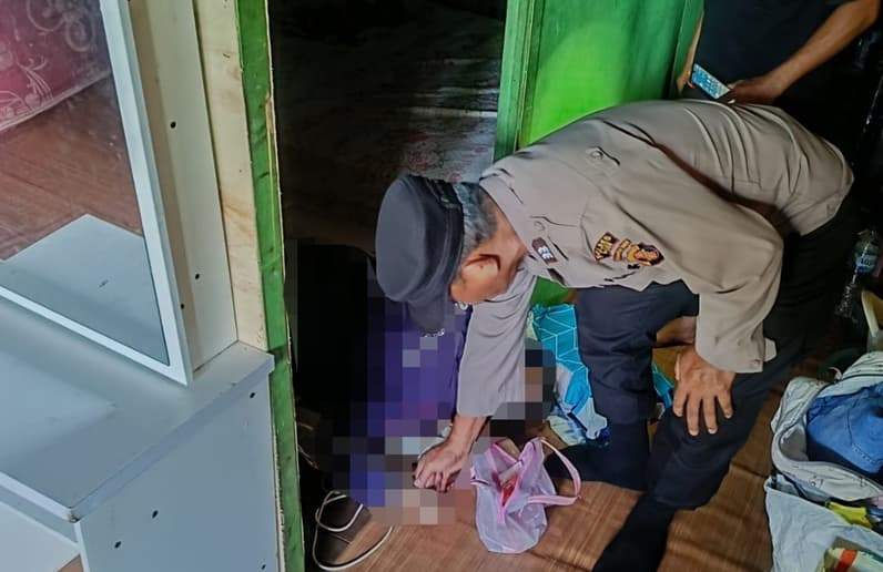 Saat personel Polsek Long Ikis melakukan olah TKP penemuan jasad di Desa Pait. (Foto: Polsek Long Ikis)