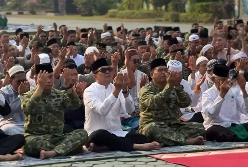 Masyarakat dan pemerintah kota Samarinda melakukan Sholat Istisqa memohon turunnya hujan di tengah kondisi musim kemarau yang panjang. (Foto: Kodam VI/Mulawarman).