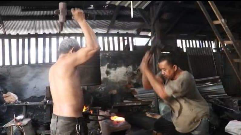 Juliansyah bersama tekan kerjanya menempa besi di bengkelnya, Selasa (19/5/2026). (Foto: Achmad Fadillah/Pusaranmedia.com)