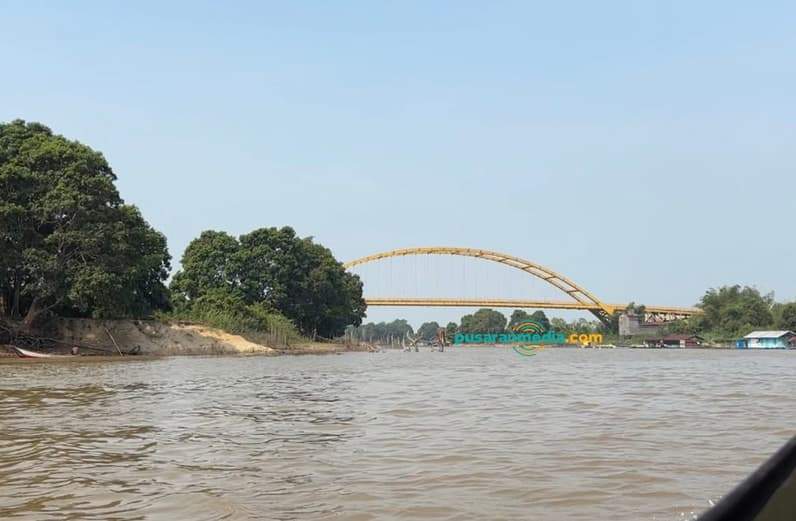 Jembatan di Desa Pela. (Foto: Aswin/pusaranmedia.com)