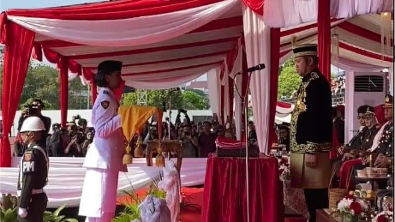 Prosesi upacara peringatan HUT ke-81 Kemerdekaan RI, Gubernur Kaltim Rudy Mas’ud bertindak sebagai inspektur upacara. (Foto: yt radio Republik Indonesia Samarinda)