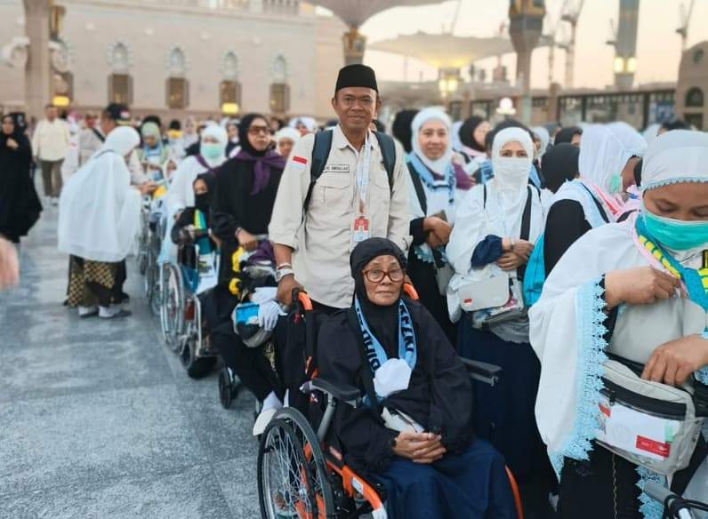 Ketua Kloter 7 Embarkasi Balikpapan H Sayid Abdullah saat mendampingi jemaah lansia asal Kabupaten Nunukan. (Foto: Sayid Abdullah)