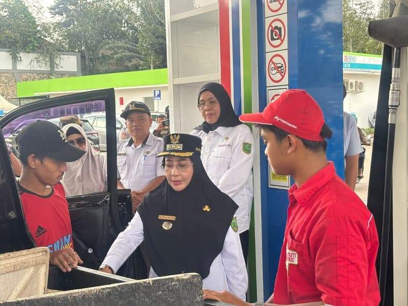 Bupati Berau Sri Juniarsih Mas saat meninjau langsung pelayanan pengisian BBM di salah satu SPBU di Kabupaten Berau. (Foto: Nur Hidayah/ pusaranmedia.com)