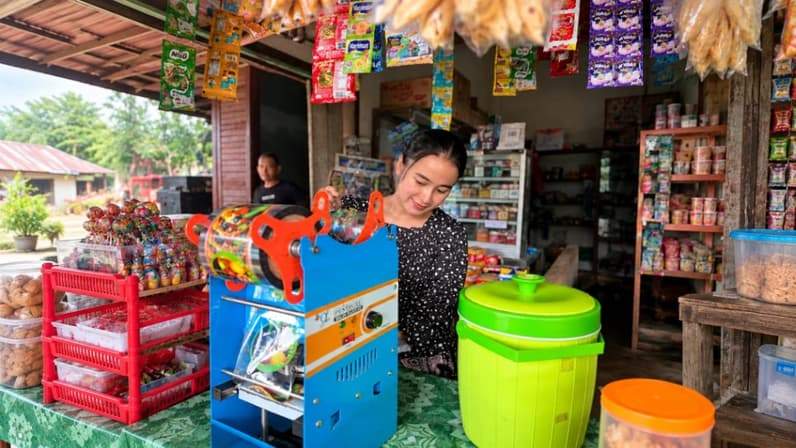 Warga di Kecamatan Batu Ampar, Kabupaten Kutim, merasakan manfaat listrik 24 jam di warung usahanya. (Foto: PT PLN UID Kaltimra)